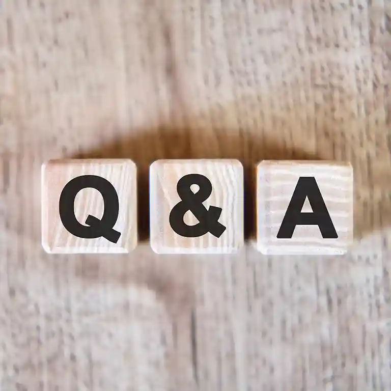Bausteine mit den Buchstaben „Q & A“, die Fragen zu Terrassenüberdachungen symbolisieren.