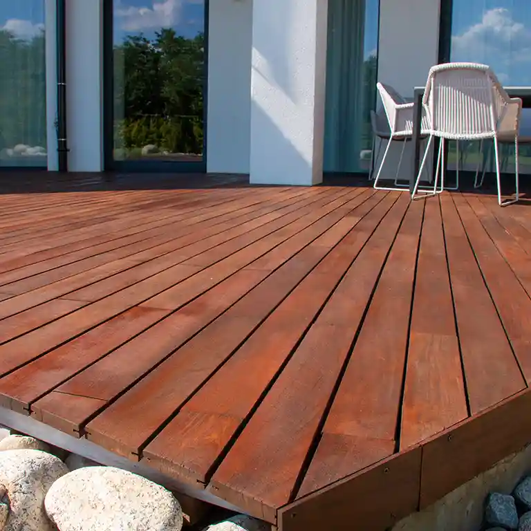 Terrasse mit einer hochwertigen Terrassenüberdachung im Bezirk Baden.